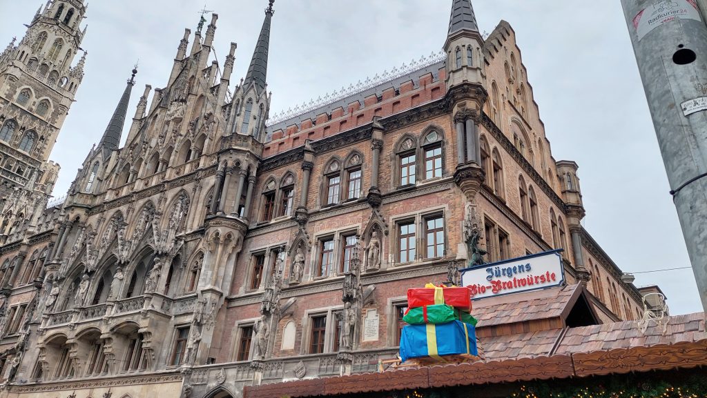 Jürgens Bio-Bratwürste Hütte auf dem Marienplatz in München