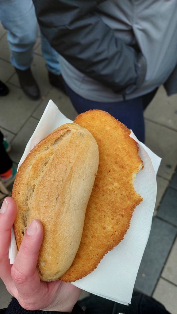 Das vegane Schnitzel im Brötchen auf dem Münchner Weihnachtsmarkt