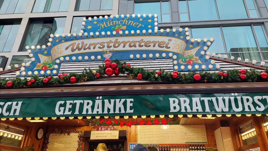 Der Stand der Münchner Wurstbraterei in der Kaufingerstraße