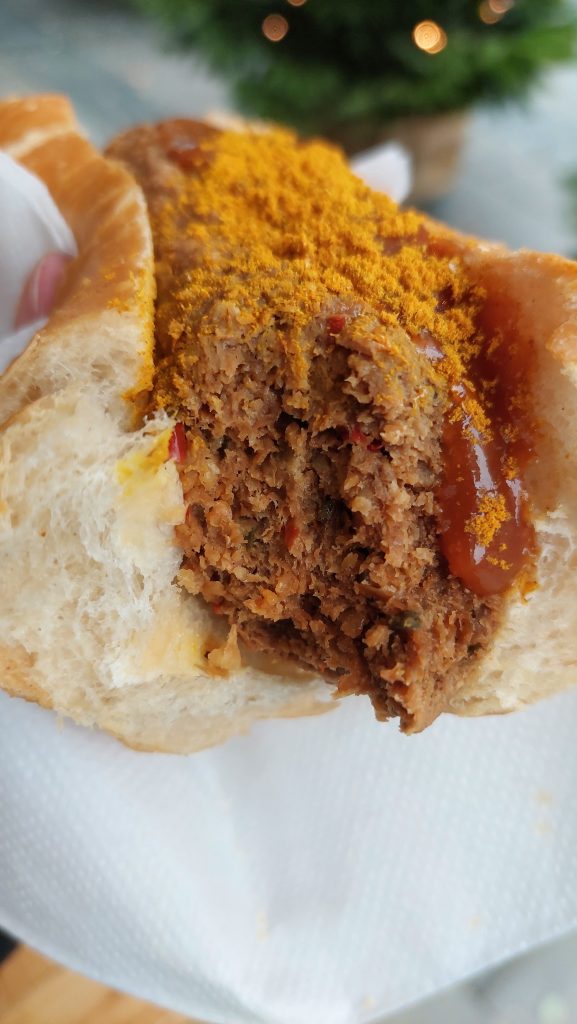 Nahaufnahme der veganen Currywurst der Münchner Wurstbraterei