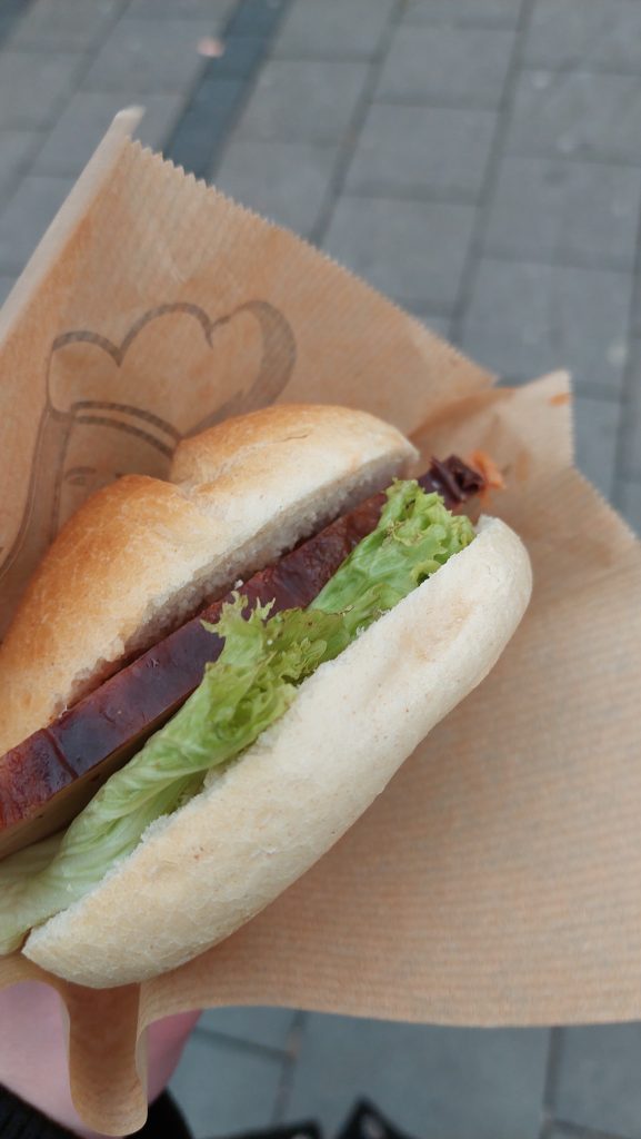 Veganes Leberkäsbrötchen auf dem Münchner Christkindlmarkt in der Kaufingerstraße