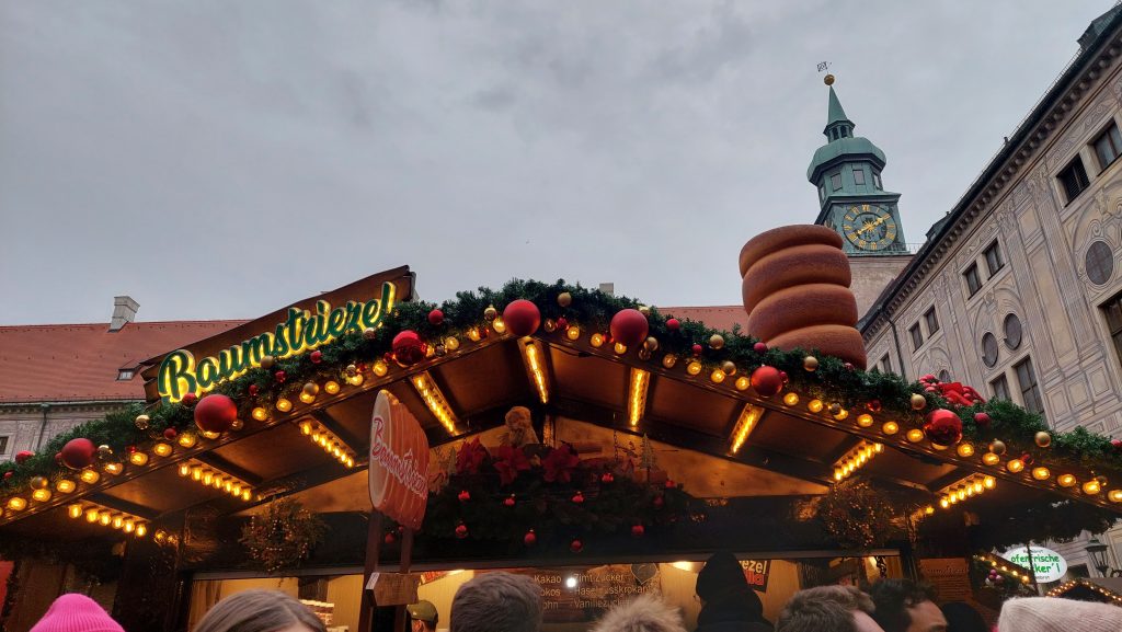 Stand in der Residenz mit veganen Baustriezel während der Adventszeit