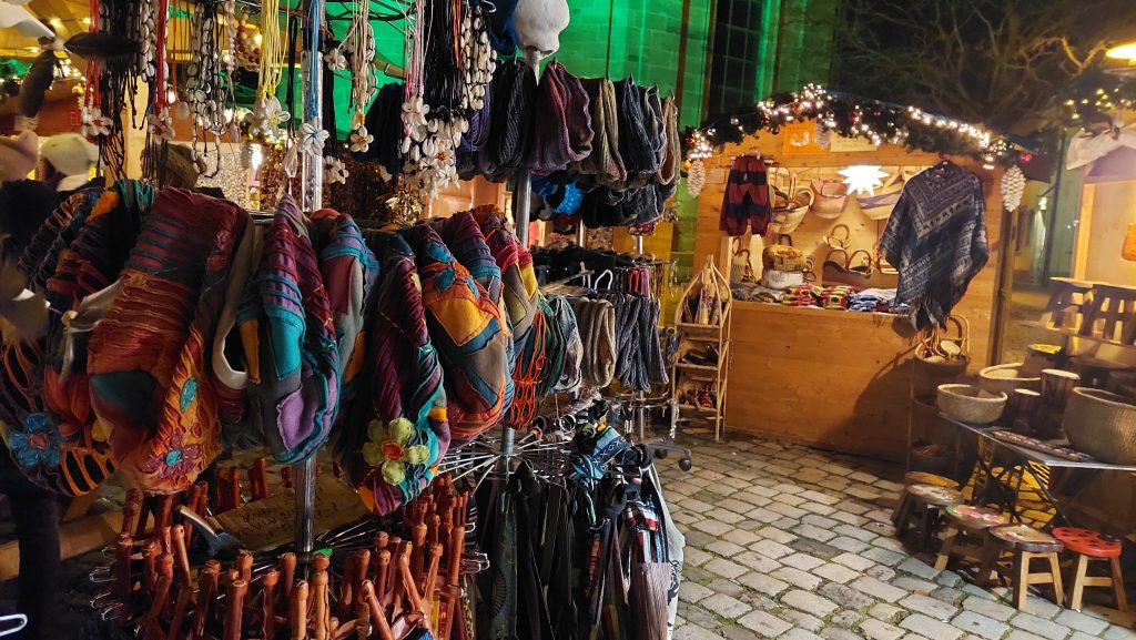 Handwerkswaren auf dem Altstädter Weihnachtsmarkt in Erlangen