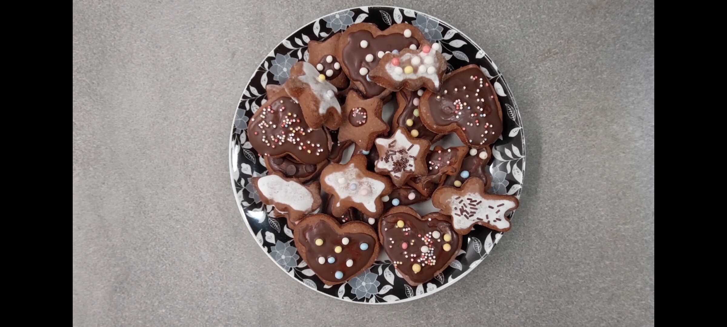 Mit Streuseln, Zuckerguss und Schokoladenkuvertüre verzierte Lebkuchen
